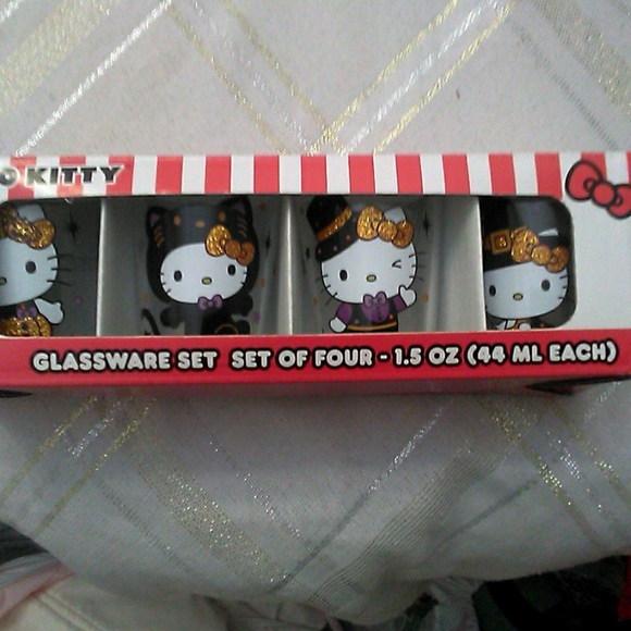 BNIB HELLO KITTY BY SANRIO SHOT GLASSES ( 4 DIFFERENT IMAGES) 1.5 OZ. GLITTERY - Picture 5 of 6